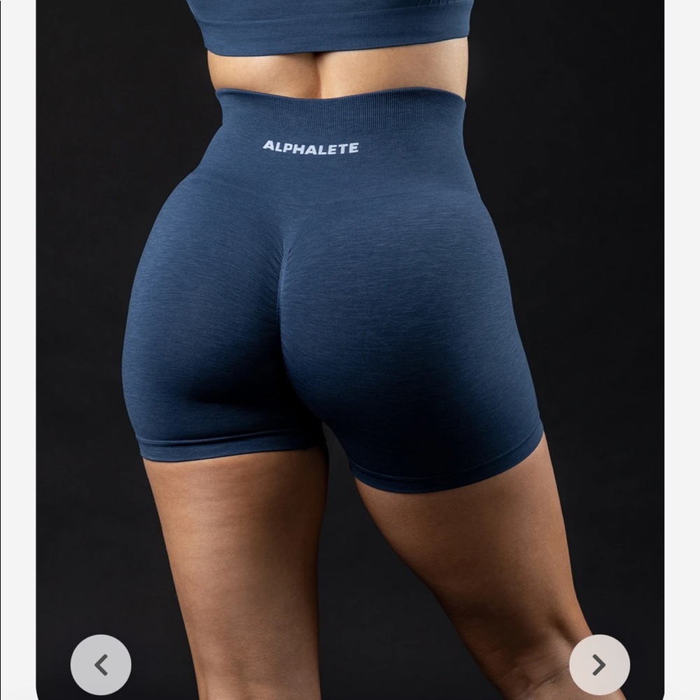 Alphalete Amplify Shorts in Oceania (L)